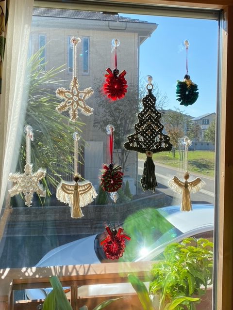 窓に飾ったクリスマスの飾り部屋の中も素敵に Rainbow Tiare レインボー ティアレ